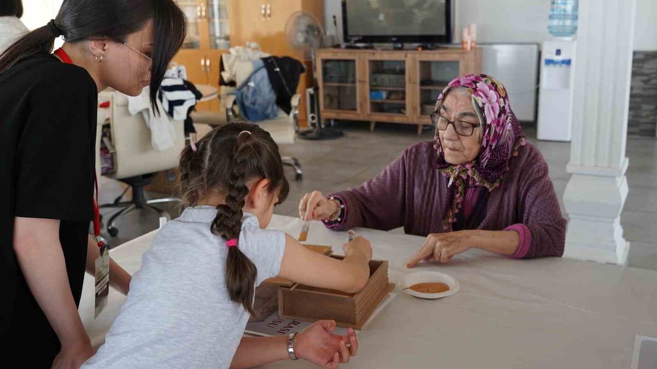 ‘KUŞAKLAR ARASI MİRAS KUTUSU’ PROJESİ KAPSAMINDA İLKOKUL ÖĞRENCİLERİ, ÜNİVERSİTELİLER VE HUZUREVİ...