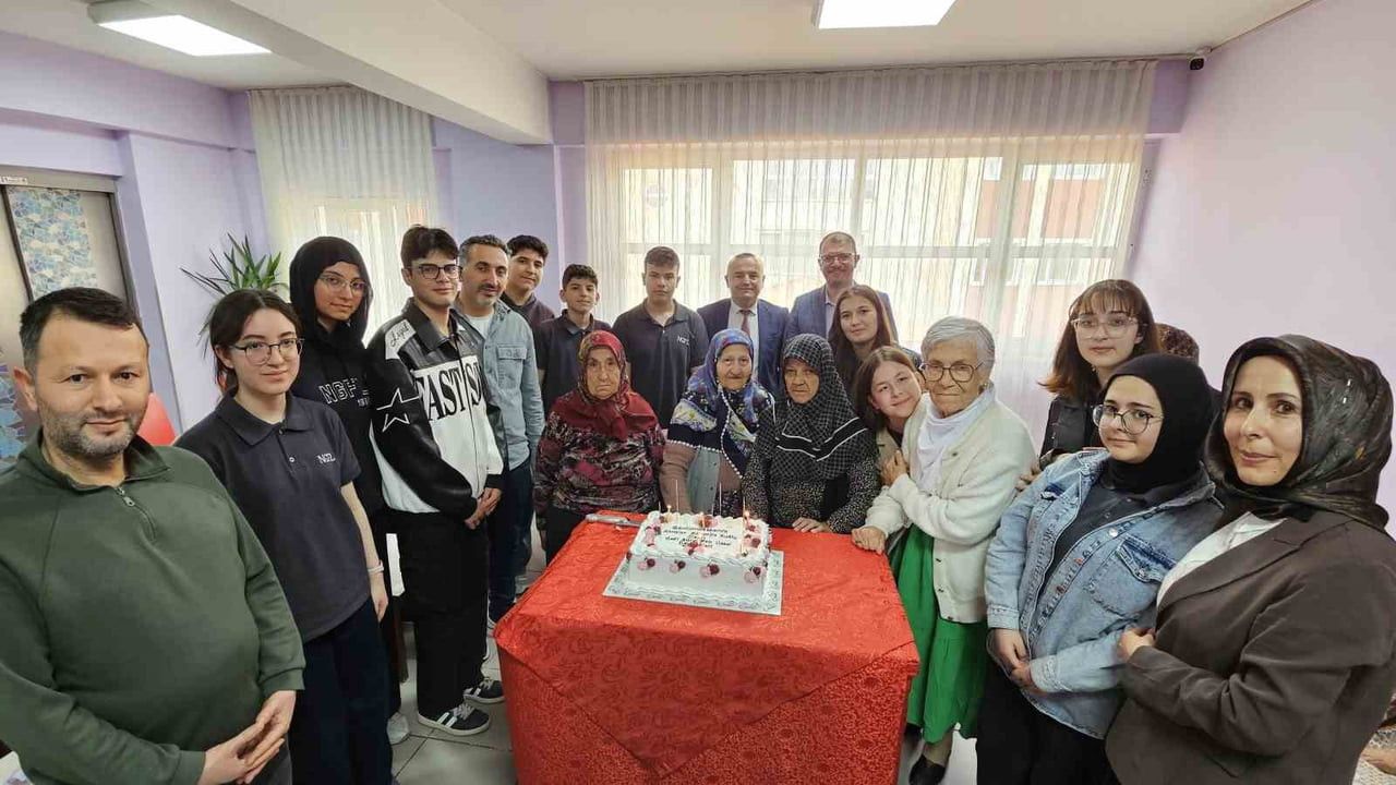 KÜTAHYA NAFİ GÜRAL FEN LİSESİ TARAFINDAN ANNELER GÜNÜ ETKİNLİKLERİ KAPSAMINDA GERÇEKLEŞTİRİLEN...