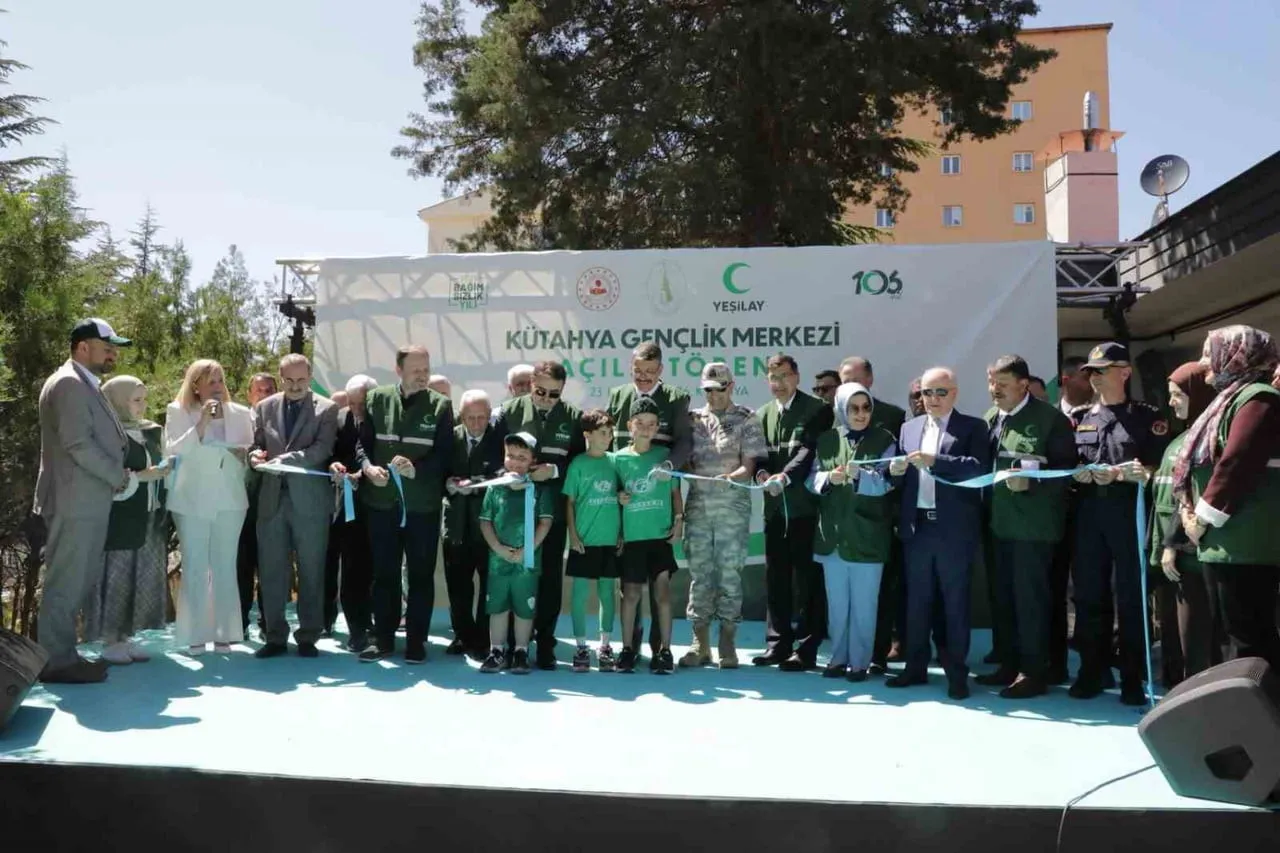 KÜTAHYA YEŞİLAY GENÇLİK MERKEZİ VE KAFE1920 HİZMETE AÇILDI