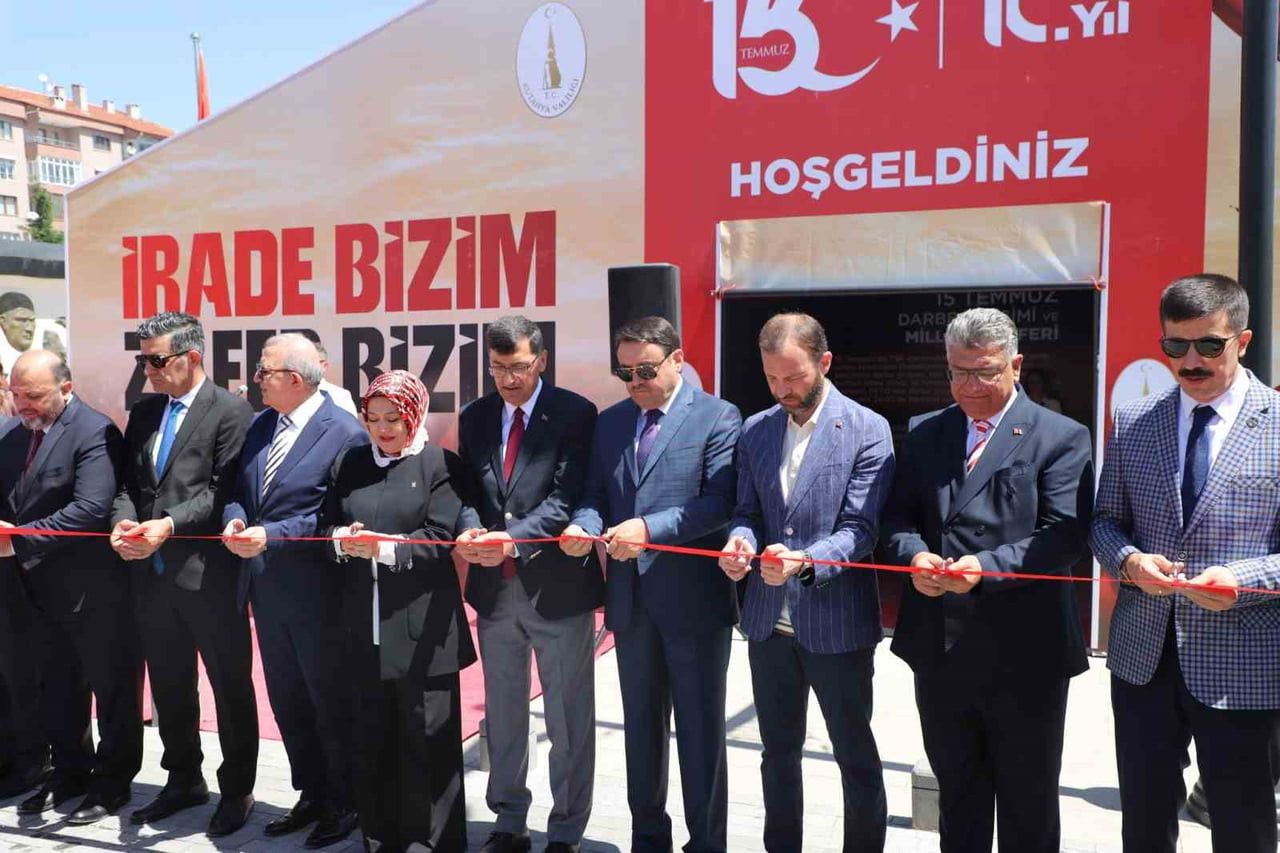 KÜTAHYA'DA '15 TEMMUZ ANMA VE DENEYİMLEME ÇADIRI' ZAFER MEYDANI'NDA AÇILDI