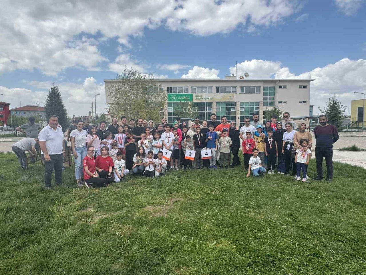 KÜTAHYA'DA AİLELER HEDEFLERE EL ELE KOŞTU