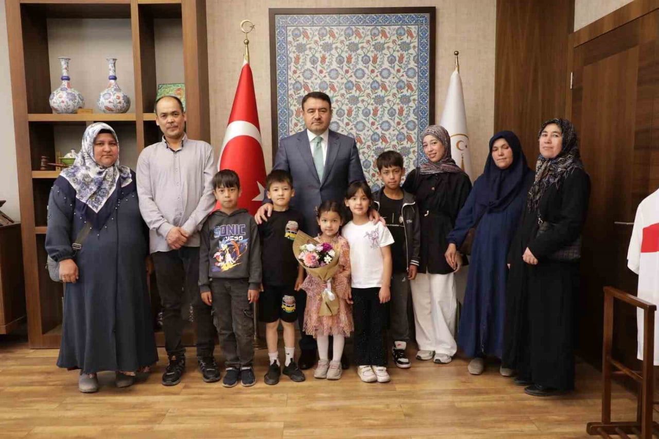 KÜTAHYA'DA YAŞAYAN TÜRKMEN KÖKENLİ ÜÇ KARDEŞİN ŞEHİT MEZARLARINA GÖSTERDİĞİ ÖRNEK DAVRANIŞ...