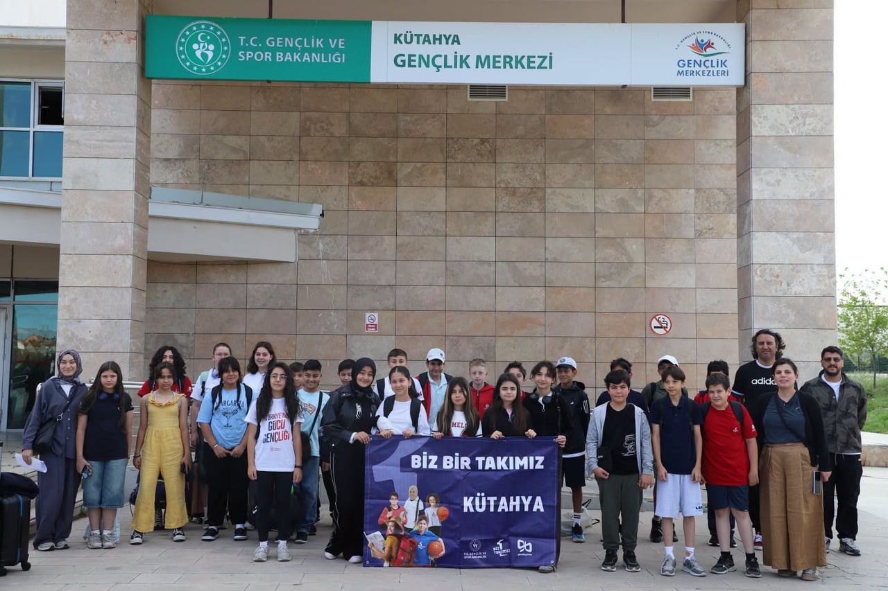 KÜTAHYALI GENÇLER "BİZ BİR TAKIMIZ" PROJESİ KAPSAMINDA KIRKLARELİ'NE UĞURLANDI