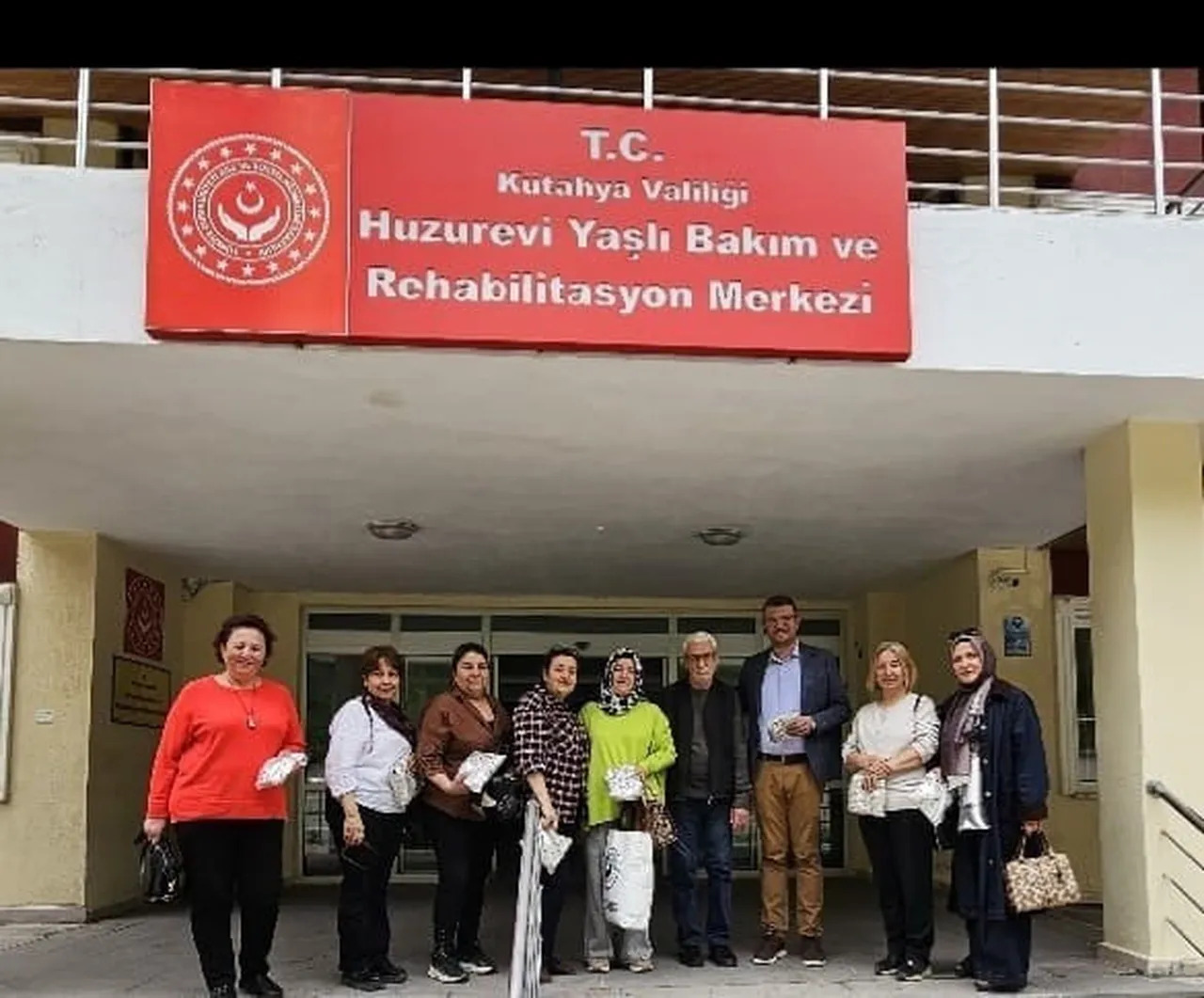KÜTAHYALI KADINLAR HUZUREVİNDEKİ YAŞLILAR İÇİN LİF ÖRDÜ