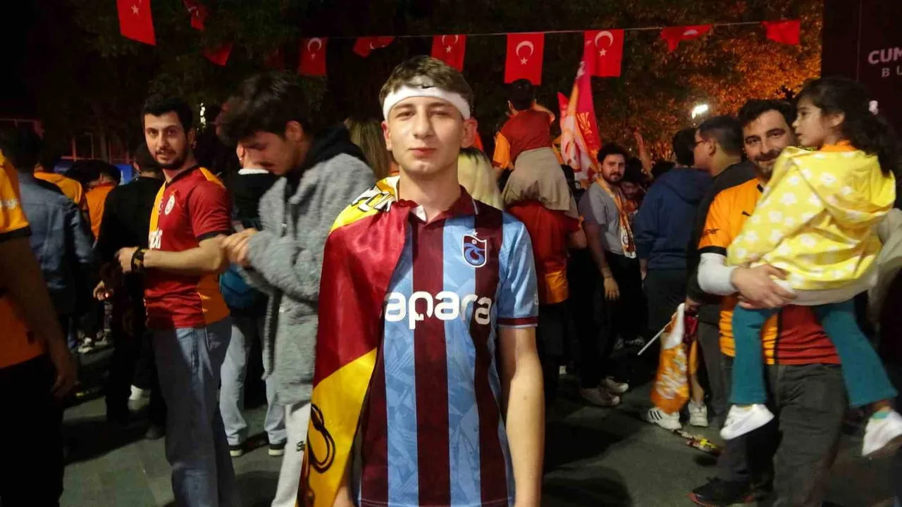 KUTLAMAYA KATILAN BİR TRABZON TARAFTARI, "ÇOK GÜZEL BİR DUYGU. HAYATIMDA BİR KEZ ŞAMPİYONLUK...