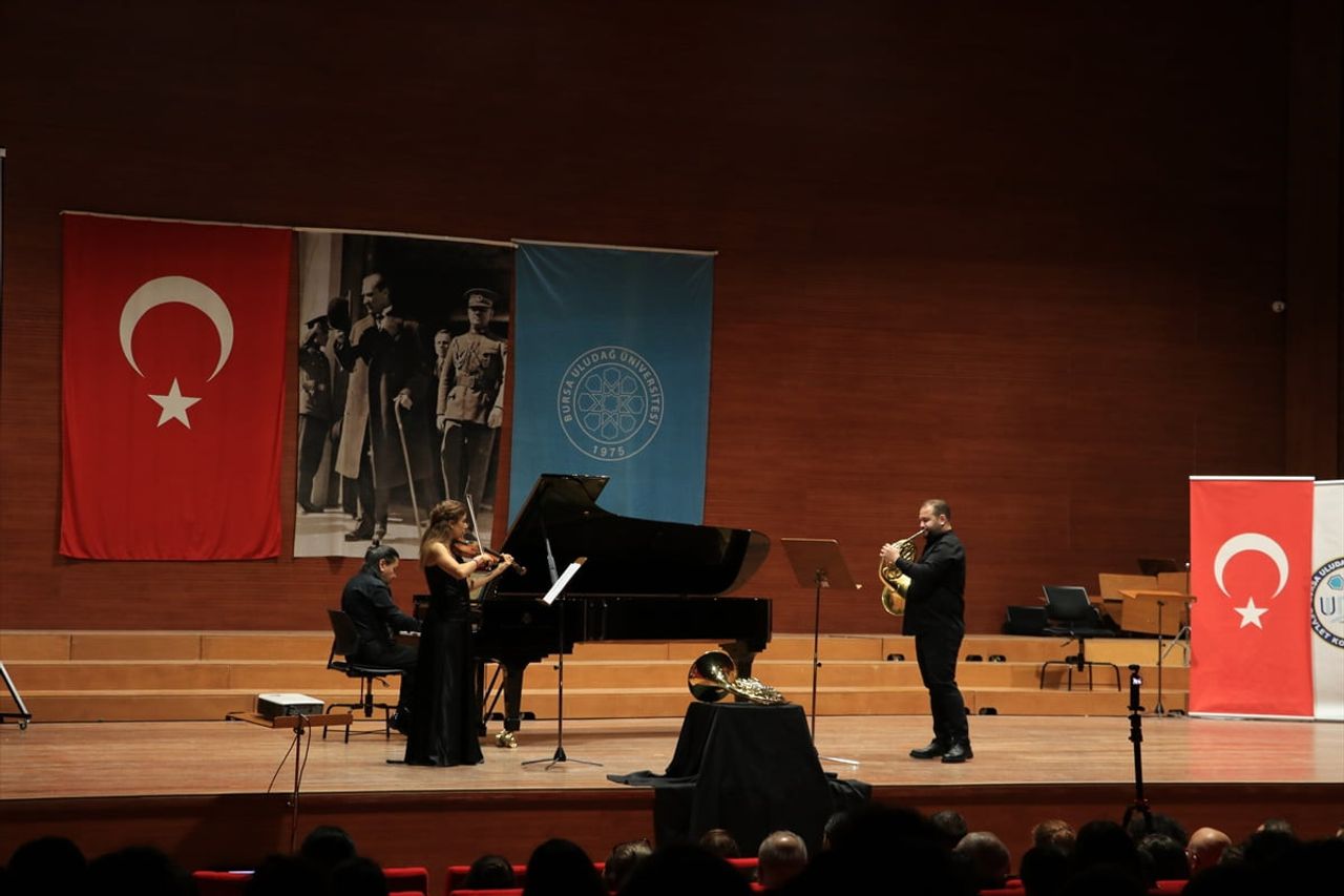 Lösemili çocuklar yararına düzenlenecek konserin provaları için geldiği Bursa Uludağ Üniversitesi...