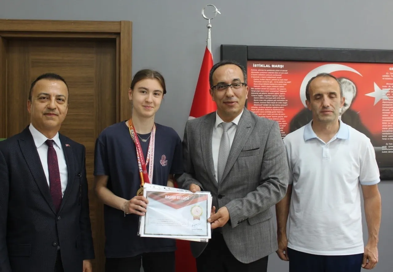 MAKEDONYA'DA DÜZENLENEN ULUSLARARASI TEKVANDO ŞAMPİYONASINDA ALTIN MADALYA KAZANAN NAİLE NUR...