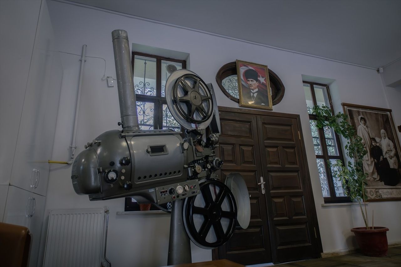 Malatya Fotoğraf Makinesi Müzesi'nde sergilenen 1950 yapımı sinema projeksiyon makinesi...