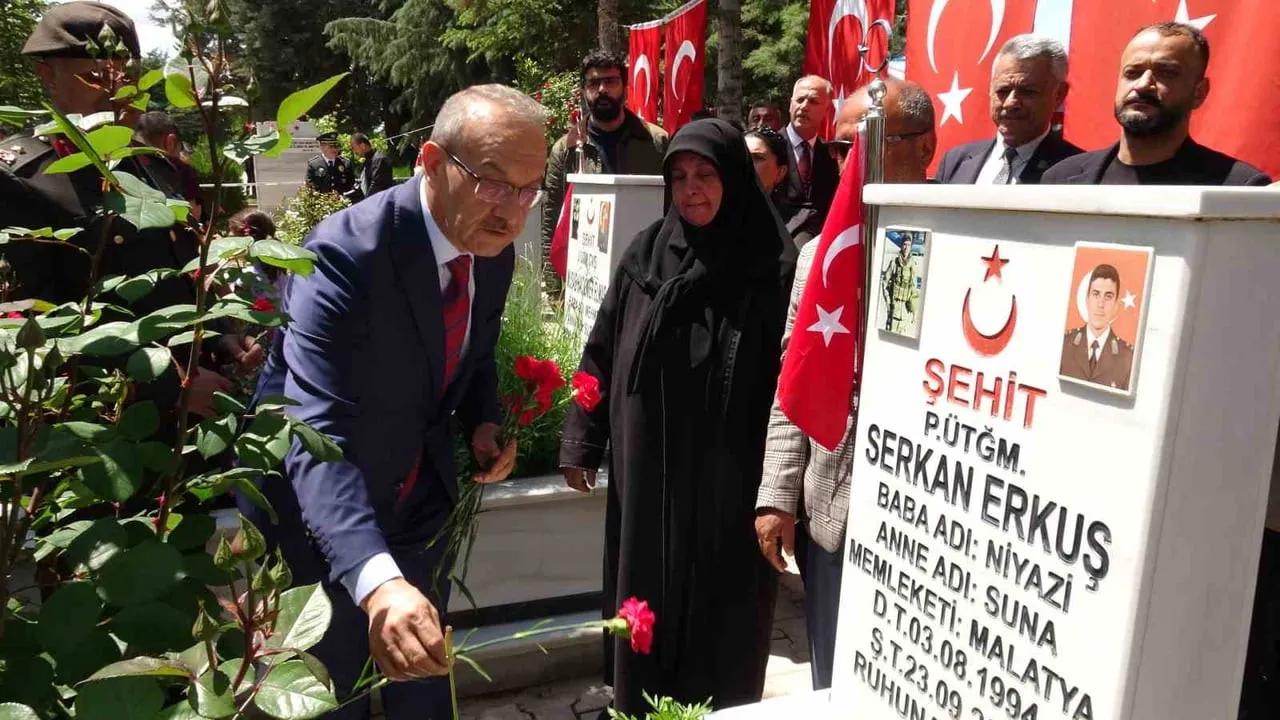 MALATYA'DA KENT PROTOKOLÜ, ŞEHİR MEZARLIĞI'NDAKİ ŞEHİTLİĞİ ZİYARET EDEREK ŞEHİT KABİRLERİNE...