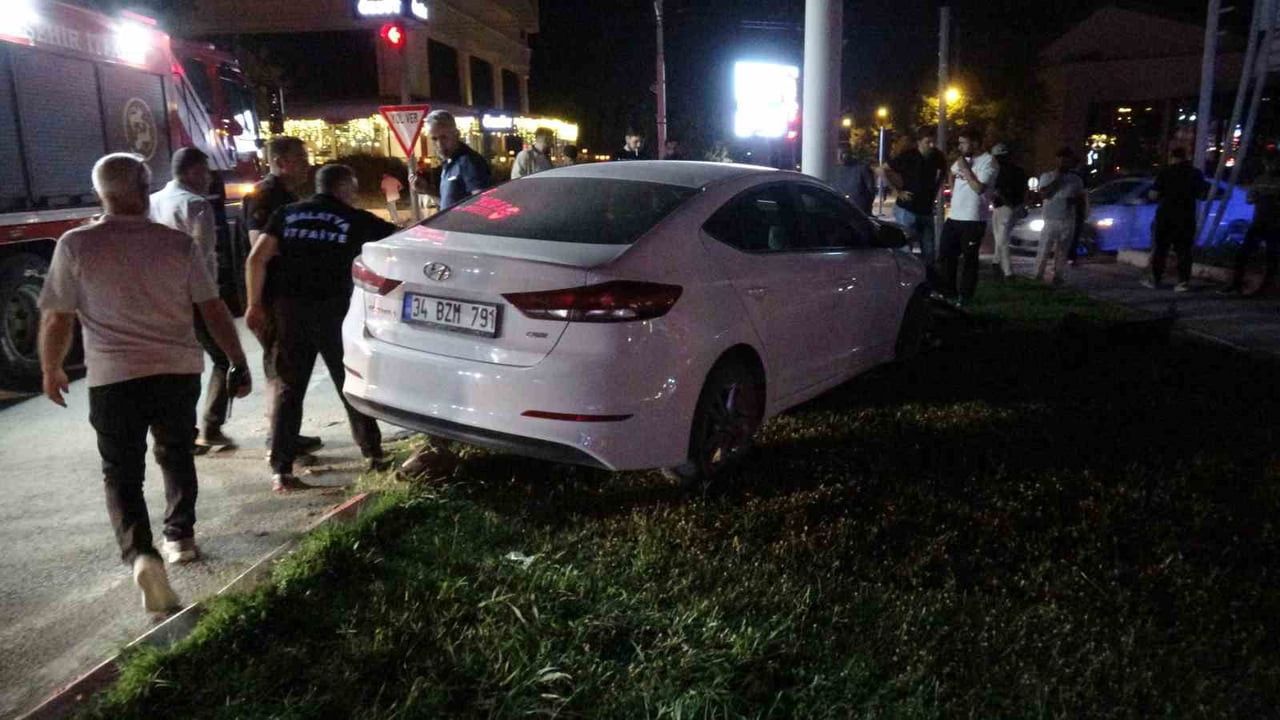 MALATYA'DA KONTROLDEN ÇIKAN OTOMOBİL, TRAMBÜS DİREĞİNE ÇARPTI. KAZADA YARALANAN SÜRÜCÜ, TEDAVİ...