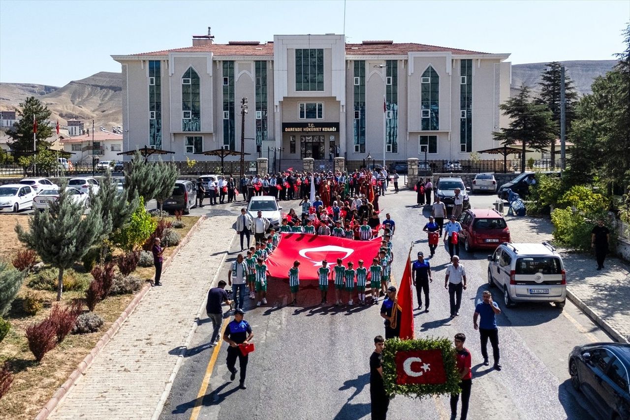 Malatya'nın Darende ilçesinde Zengibar Karakucak Güreş ve Kültür Festivali, kortej yürüyüşüyle...