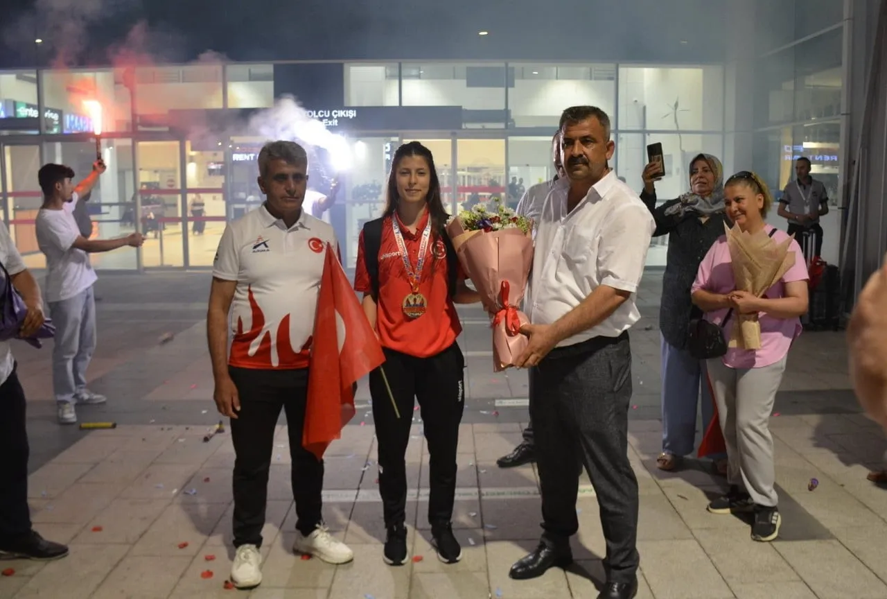 MALEZYA’DA DÜZENLENEN 2026 DÜNYA OKUL SPORLARI MUAYTHAİ ŞAMPİYONASI’NDA DÜNYA ŞAMPİYONU OLAN...