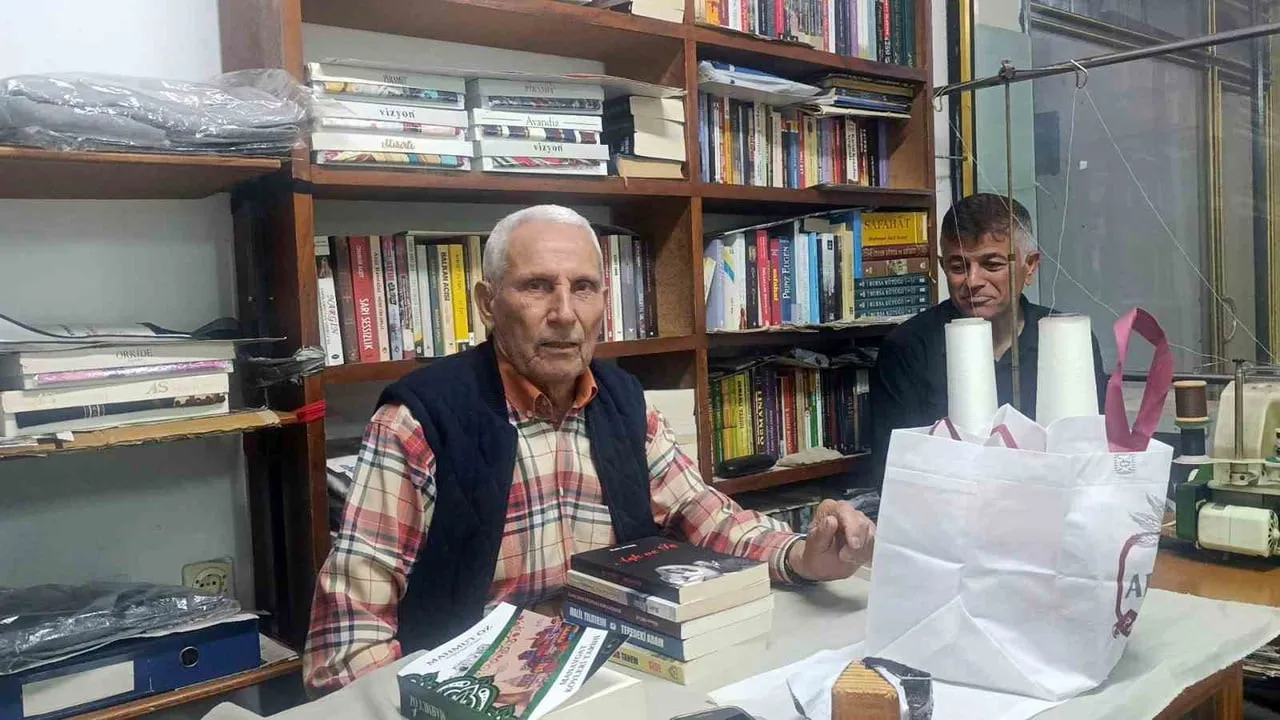 MANAVGAT İLÇESİNDE 70 YILDIR TERZİLİK YAPAN VE GÜNDE 2 İLE 5 SAAT ARASINDA KİTAP OKUYARAK 65 YILDA...