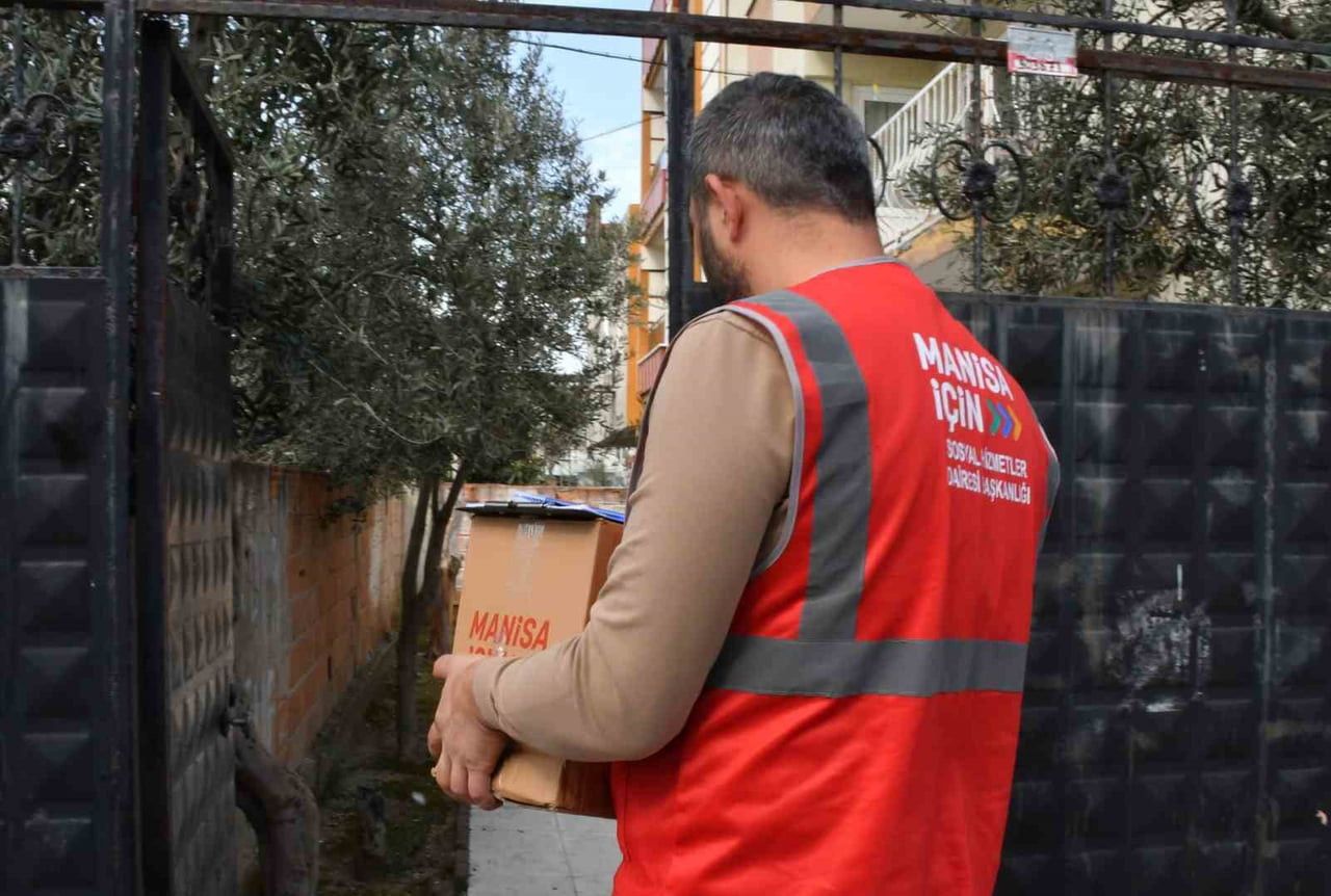 MANİSA BÜYÜKŞEHİR BELEDİYESİ, KURBAN BAYRAMI ÖNCESİ İHTİYAÇ SAHİBİ AİLELERE GIDA PAKETLERİNİ...