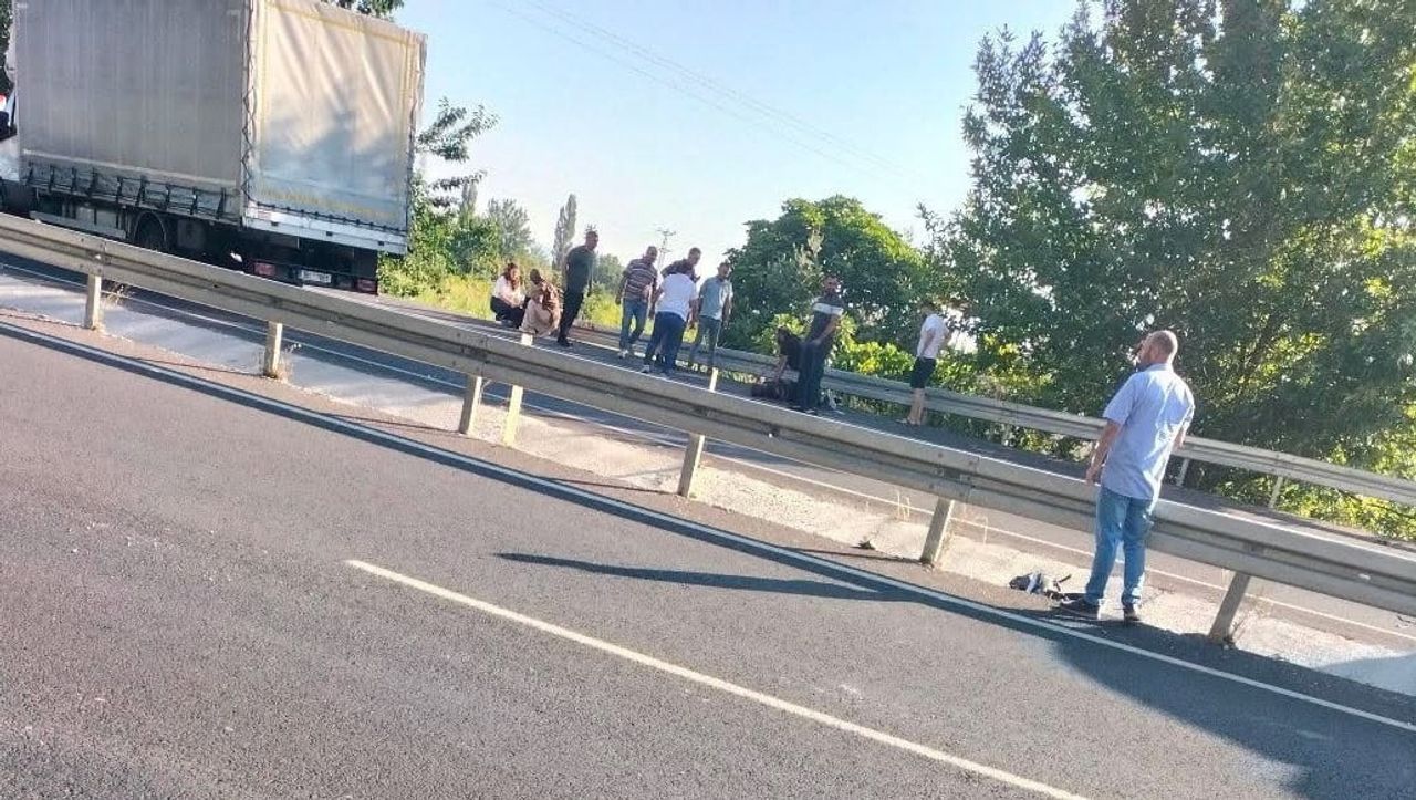 MANİSA-TURGUTLU KARAYOLUNDA MEYDANA GELEN TRAFİK KAZASINDA, KARŞI ŞERİDE GEÇTİĞİ ÖNE SÜRÜLEN...
