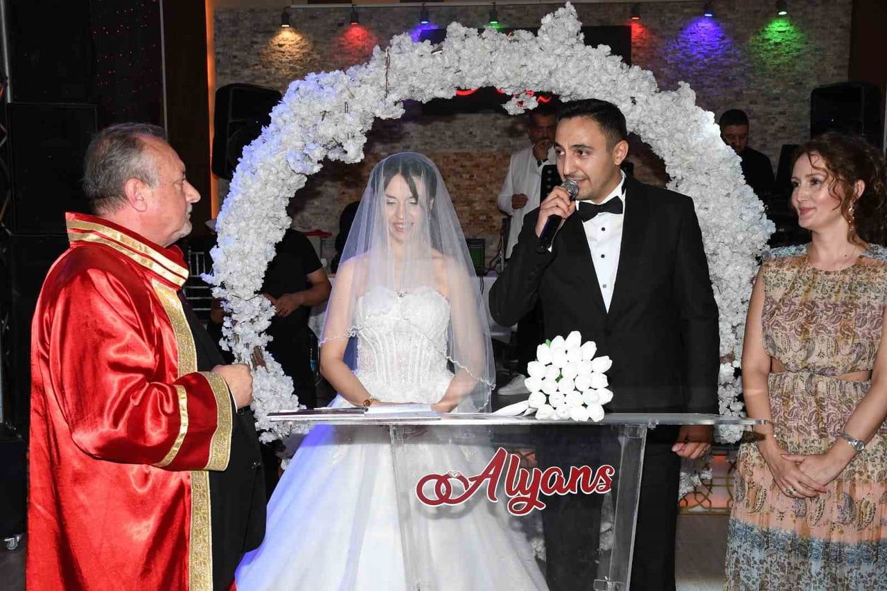 MANİSA'DA DÜNYA EVİNE GİREN NURİYE MUCA İLE ENES GÜNGÖR ÇİFTİNİN DÜĞÜNÜNDE SAHNELENEN TEMSİLİ...