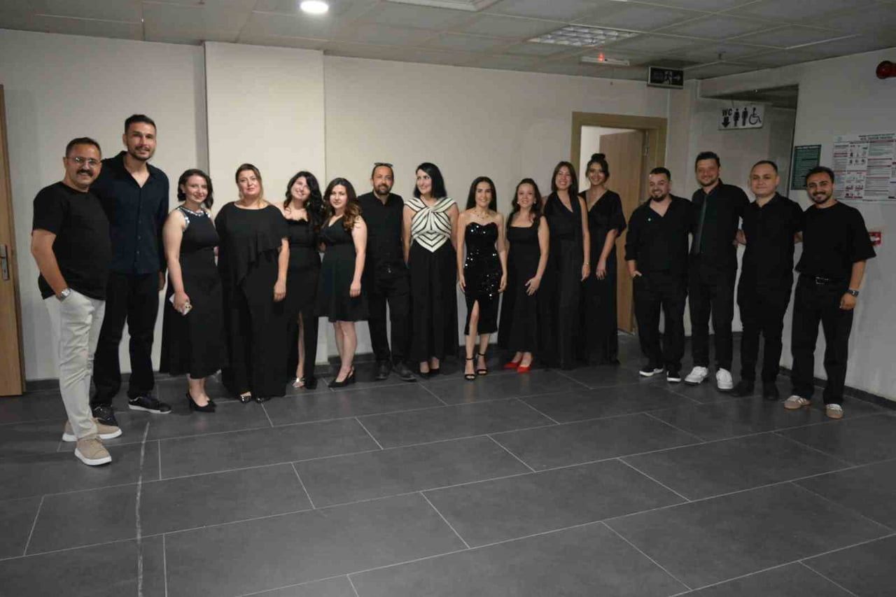 MANİSA'NIN ALAŞEHİR İLÇESİNDE GÖREV YAPAN MÜZİK ÖĞRETMENLERİNİN OLUŞTURDUĞU MAARİF ORKESTRASI VE...
