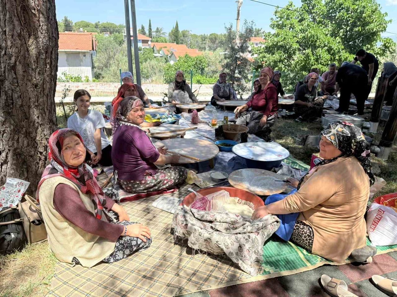 MANİSA'NIN GÖRDES İLÇESİNDEKİ HUZUREVİ SAKİNLERİ, A MİLLİ FUTBOL TAKIMI'NA DESTEK VERMEK AMACIYLA...
