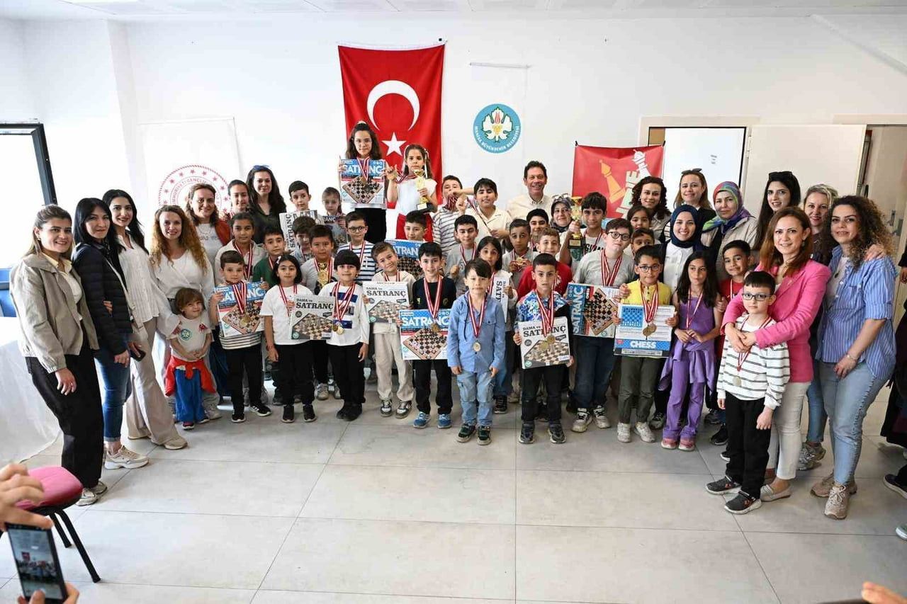 MANİSA’DA DÜZENLENEN SATRANÇ TURNUVASINDA YÜZLERCE MİNİK SPORCU ZEKÂ DOLU HAMLELERİYLE KIYASIYA...