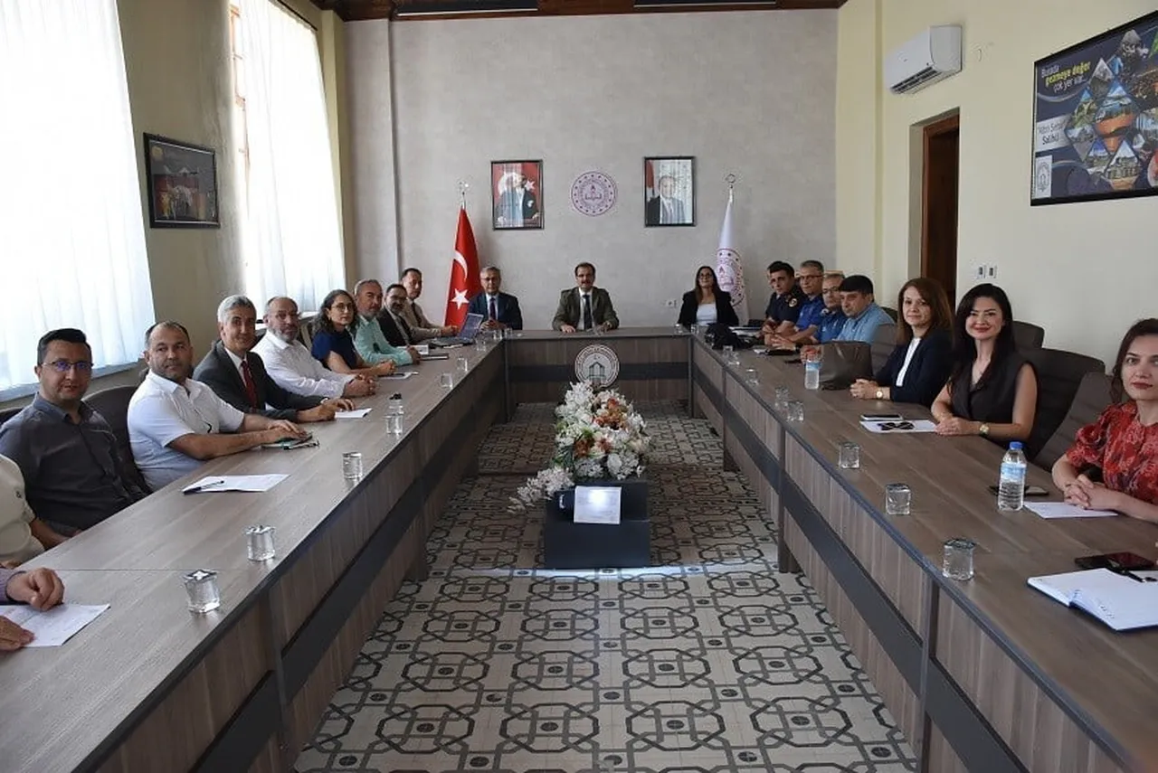 MANİSA’NIN SALİHLİ İLÇE KAYMAKAMI ALİ GÜLDOĞAN BAŞKANLIĞINDA, KADINA YÖNELİK ŞİDDETLE MÜCADELE...