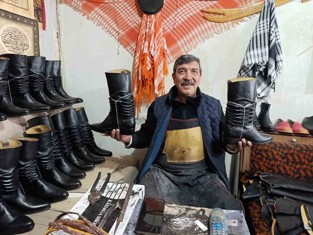 MANİSA’NIN TURGUTLU İLÇESİNDE 59 YAŞINDAKİ AYAKKABI USTASI SUAT İLBEY, GÜRGEN AĞACINDAN YAPILMIŞ...