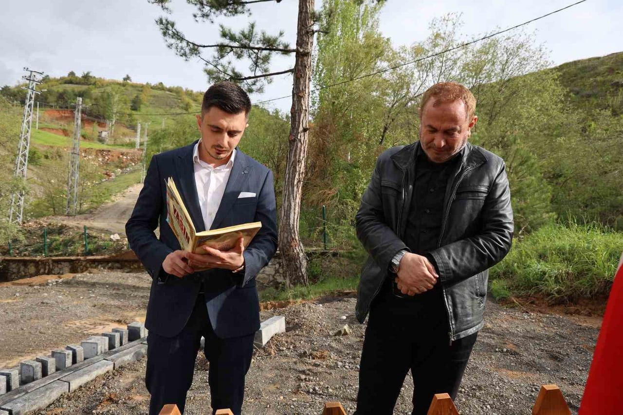 MATEMATİK ÖĞRETMENİ AYLA KARA’NIN EŞİ RAMAZAN VE OĞLU, MEZAR BAŞINDA DUA EDEREK KENDİSİNİ...