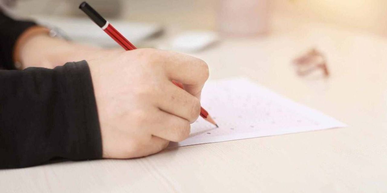 Mayıs ayının gelmesiyle birlikte Dikey Geçiş Sınavı (DGS) hazırlıkları d hız kazandı. Ön lisans mezunu olanların lisans programları için kayıtlarını gösteren ve bununla ilgili gekleştirilen DGS sınavının 2022 yılı takvimi adayların yakın takibine alındı. DGS 2022 sınacı ile ilgili hazırlıklarını devam ettiren adaylar, başvuru tarihi ile birlikte sınav süreciyle ilgili detayları araştırmaya başladılar. Başvyry ücretlerinin ne kadar olduğu konusu ise araştırılan diğer bir konu oldu. DGS başvuruları son tarih ne zaman? 2022 Dikey Geçiş Sınavı (DGS) için başvuruların 13 Mayıs Cuma günü başlatılacağı yönünde bir açıklama yapıldı. 13 Mayıs günü başlatılacak olan DGS 2022 başvuruların 23 Mayıs Pazartesi günü mesai bitimine kadar devam edecek. 2022 DGS geç başvuru işlemleri ise 31 Mayıs 2022 tarihinde yapılacak. DGS 2022 sınav tarihi ise 3 Temmuz 2022 olarak belirlendi. Sınav sonrası yapılan değerlendimelerin sonuçları ise 12 Ağustos 2022