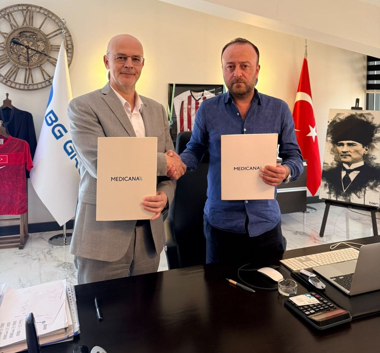 MEDİCANA SİVAS HASTANESİ GENEL MÜDÜRÜ DR. MUSTAFA ARGINDOĞAN (SOLDA) VE SİVASSPOR KULÜBÜ BAŞKANI...