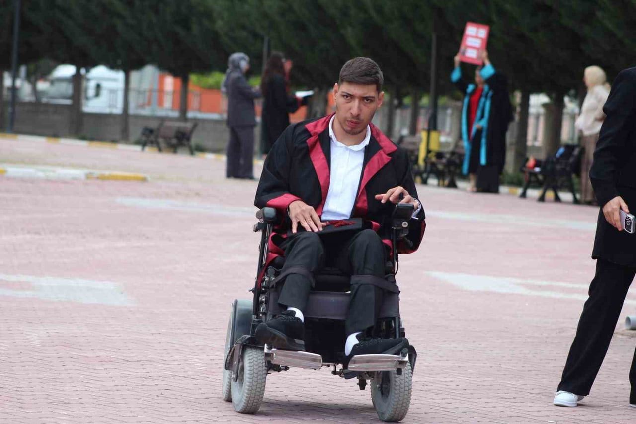 MEHMET EMİN UZER, "BEDENSEL ENGELLİ OLMAK HİÇBİR ŞEYİ BAŞARAMAMAK ANLAMINA GELMEZ. ARKADAŞLARIMA...