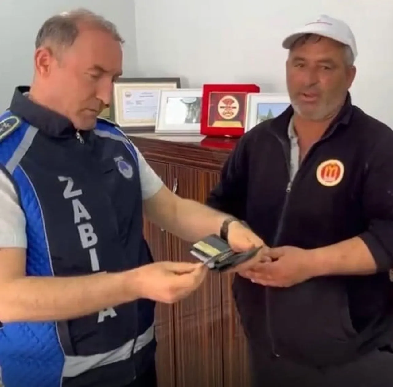 MEHMET KESKİN (SAĞDA), TEMİZLİK YAPTIĞI SIRADA BULDUĞU CÜZDANI ZABITA MÜDÜRLÜĞÜ EKİPLERİNE TESLİM...