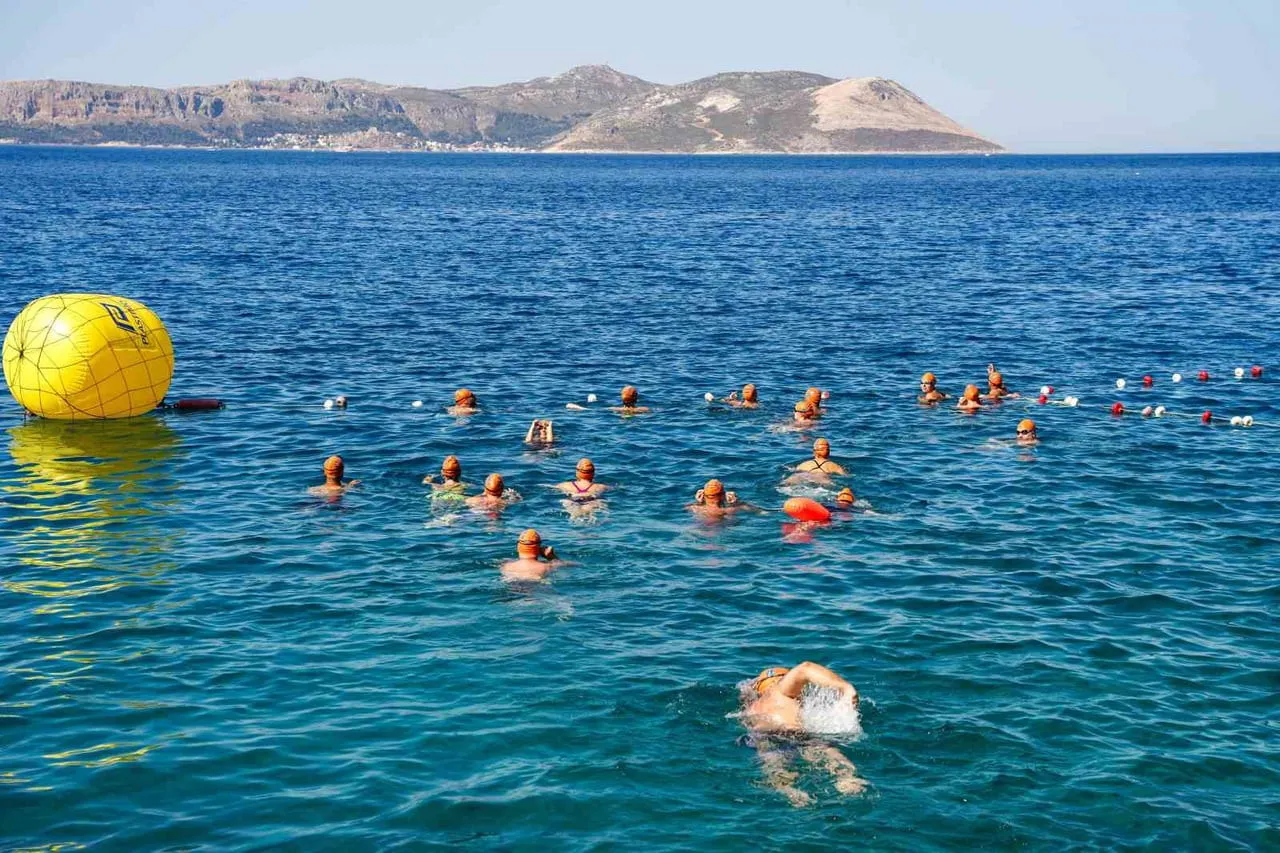 MEİS-KAŞ YÜZME MARATONU'NDA SPORCULAR DOSTLUK İÇİN KULAÇ ATTI