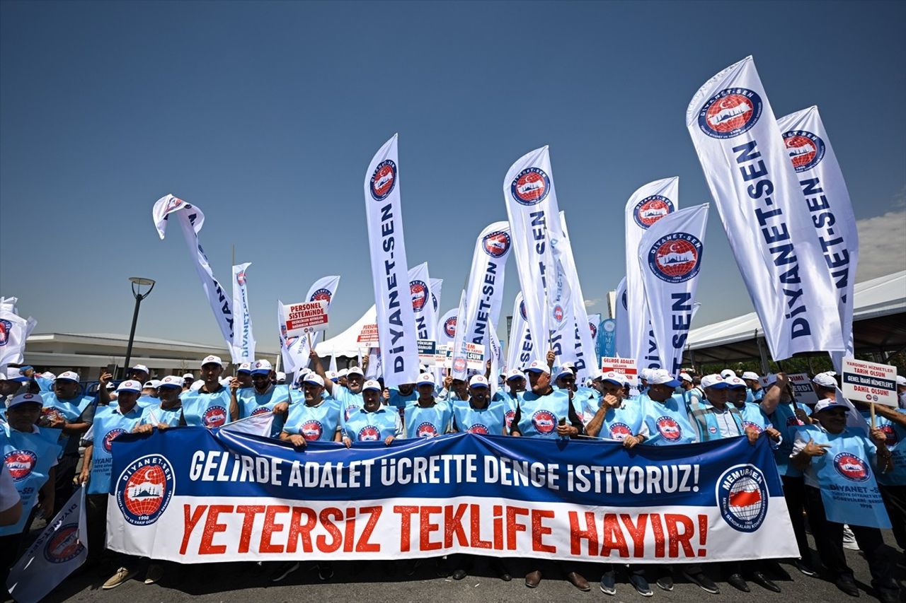 Memur-Sen ve bağlı sendikalar, 8. Dönem Kamu Toplu Sözleşmesi görüşmelerinde sunulan zam teklifine...