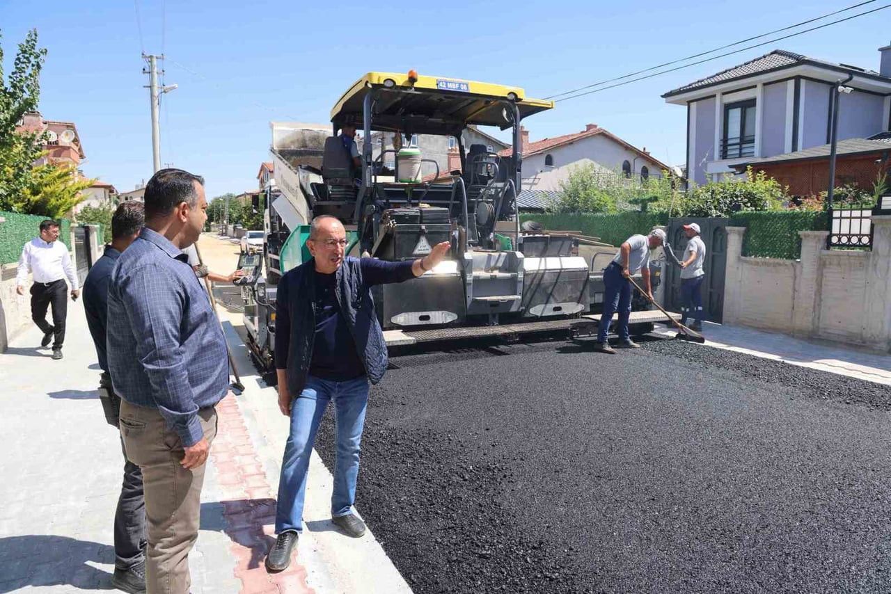 MERAM BELEDİYESİ, YAZ SEZONUYLA BİRLİKTE İLÇE GENELİNDE YOL, ASFALT, PARKE-BORDÜR VE YENİ CADDE...