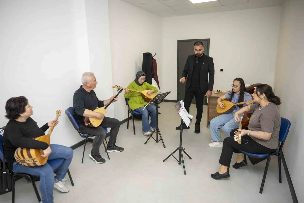 MERSİN BÜYÜKŞEHİR BELEDİYESİNİN ÜCRETSİZ ENSTRÜMAN KURSLARINA KATILAN VATANDAŞLAR, BAĞLAMA, GİTAR...