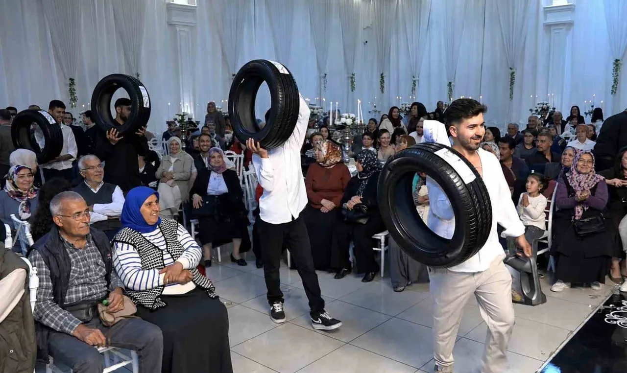 MERSİN'DE DÜZENLENEN BİR DÜĞÜNDE DAMADA ARKADAŞLARI TARAFINDAN TAKILAN 4 ARAÇ LASTİĞİ VE MOTOR...