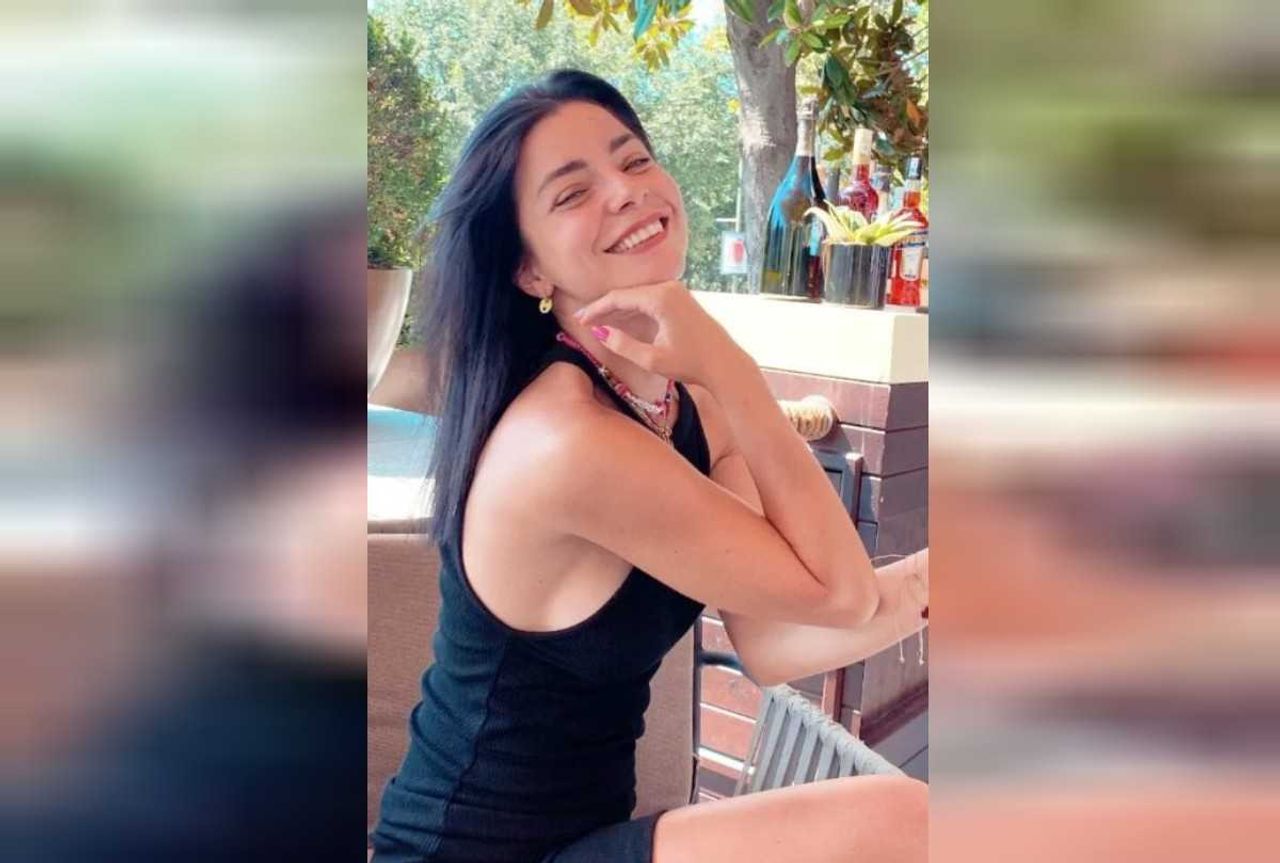 Merve Boluğur mini etekli pozu
