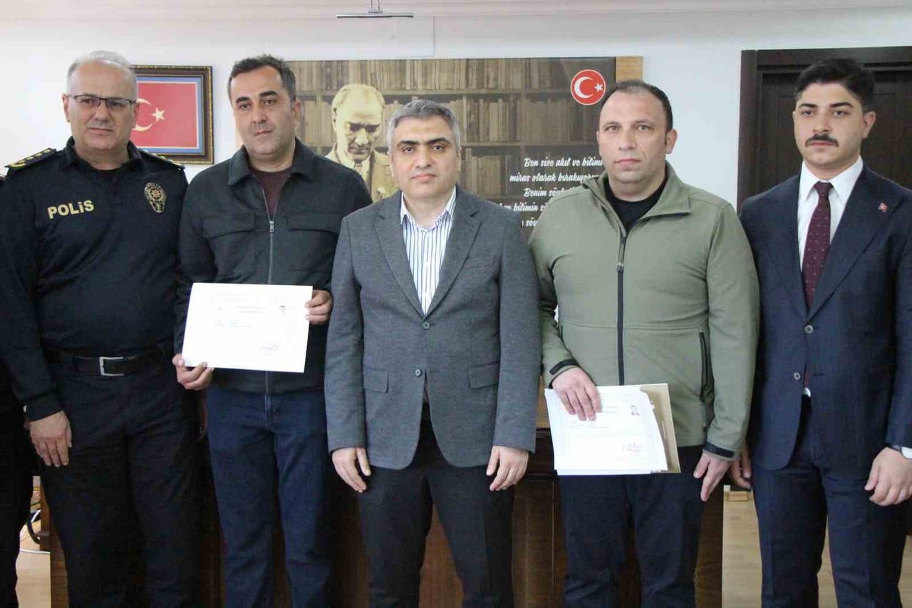 MERZİFON KAYMAKAMI AHMET KARAASLAN, BAŞARI BELGESİ VERDİĞİ POLİSLERE TEŞEKKÜR ETTİ.