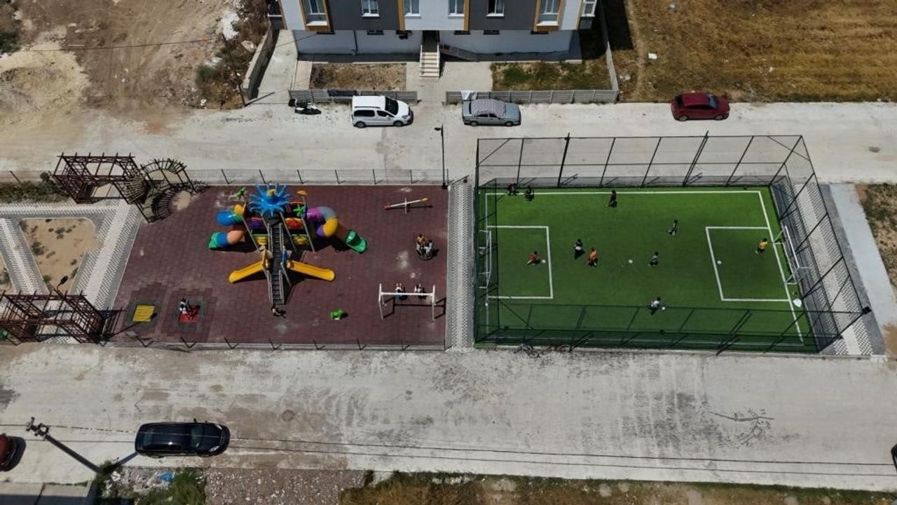 MEVLANA MAHALLESİ'NDE YAKLAŞIK BİN 320 METREKARELİK ALANDA YAPIMI TAMAMLANAN PARK, ÇOCUK OYUN...