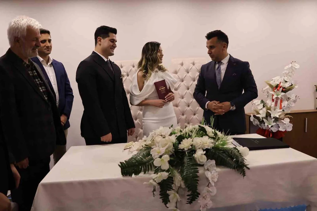 MİLLİ AİLE HAFTASI KAPSAMINDA HAYATLARINI BİRLEŞTİREN DUYGU VE UĞUR ÇİFTİNİN NİKÂH TÖRENİ, AZİZİYE...