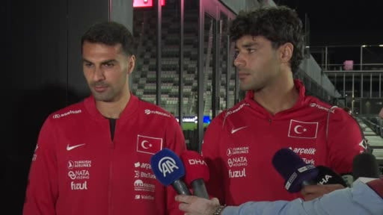 Milli futbolcu Zeki Çelik, Venezuela maçında sahaya kaptan olarak çıkmasından dolayı mutlu...