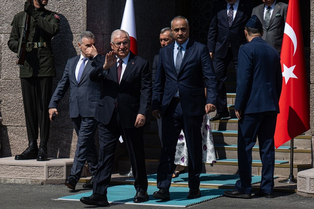 Milli Savunma Bakanı Yaşar Güler (önde), Japonya Savunma Bakanı Nakatani Gen ile bir araya geldi....
