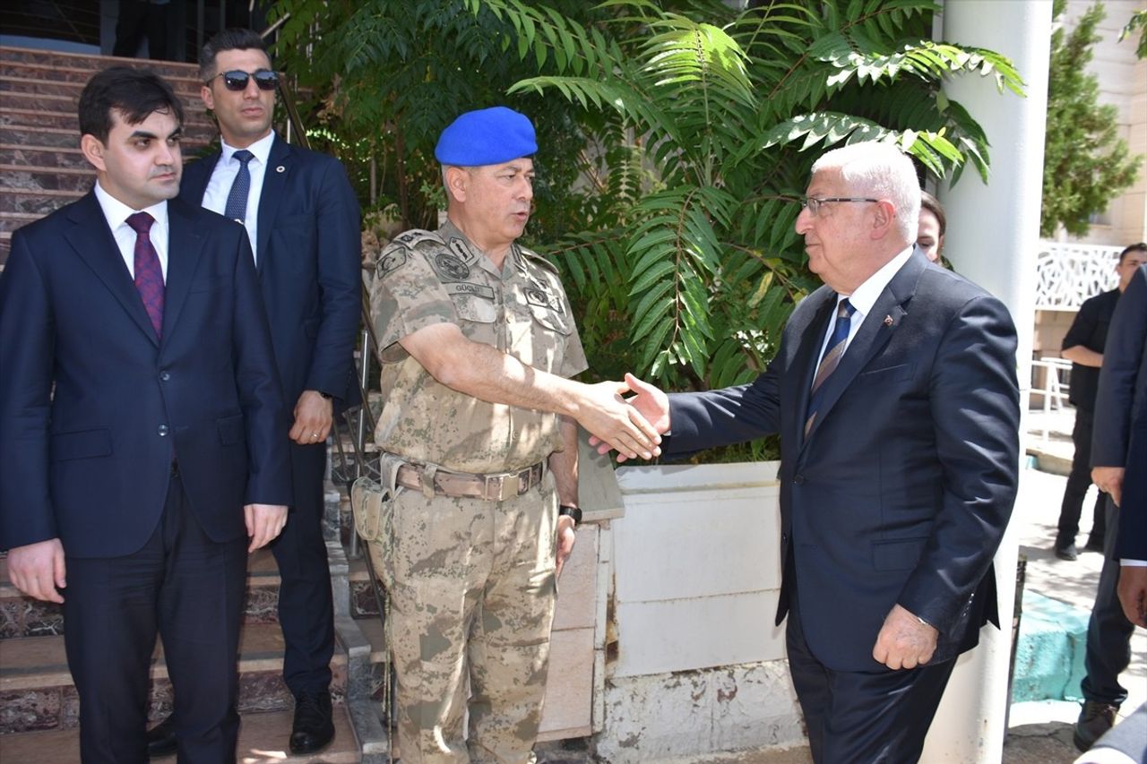 Milli Savunma Bakanı Yaşar Güler, Şırnak Valiliğini ziyaret etti. Valilik önünde yapılan...