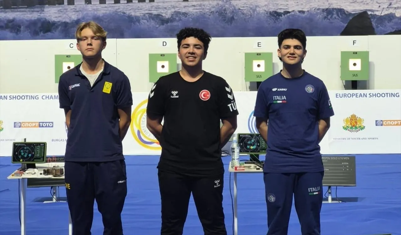 Milli sporcu Ahmet Oğuz Sayar (ortada), Bulgaristan'da düzenlenen Havalı Silahlar 16–18 Yaş Altı...