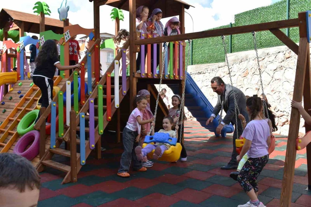 MİNİKLERİN YÜZÜ YENİLENEN OYUN PARKIYLA GÜLDÜ