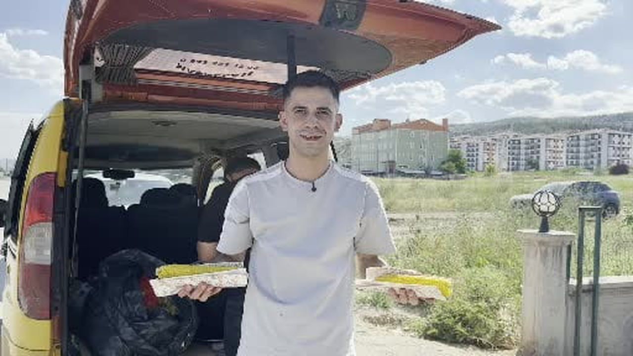 Mısır tezgahından elde ettiği gelirlerle şehir şehir gezerek özel öğrencileri mutlu ediyor