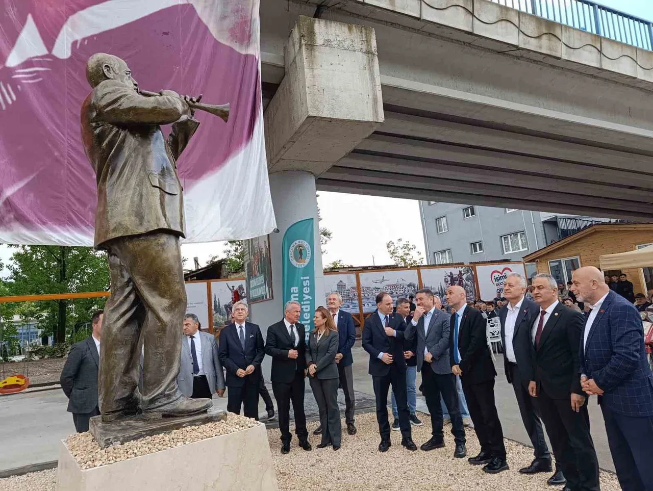 MİTİNG VE AÇILIŞLARIN UNUTULMAZ İSMİ SEYFİ USTA’NIN HEYKELİ AÇILDI