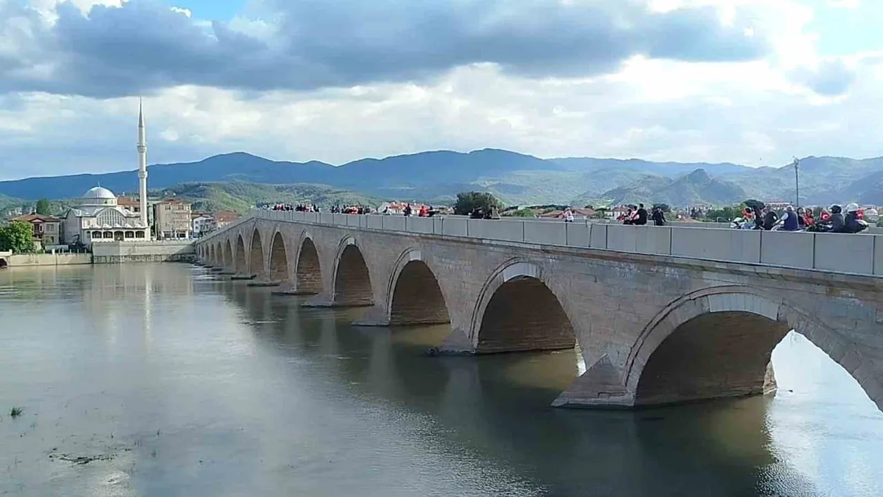 MOTORCULAR TARİHİ KÖPRÜDEN GEÇEREK VARACAKLARI NOKTAYA ULAŞIM SAĞLADILAR