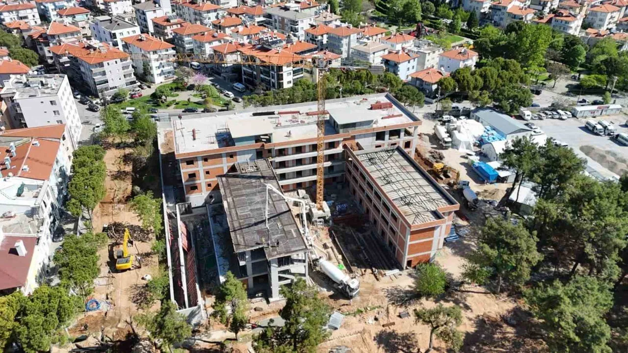 MUĞLA BÜYÜKŞEHİR BELEDİYESİ, MENTEŞE İLÇESİNDE BULUNAN VE DEPREME DAYANIKSIZ OLDUĞU İÇİN YIKILAN...