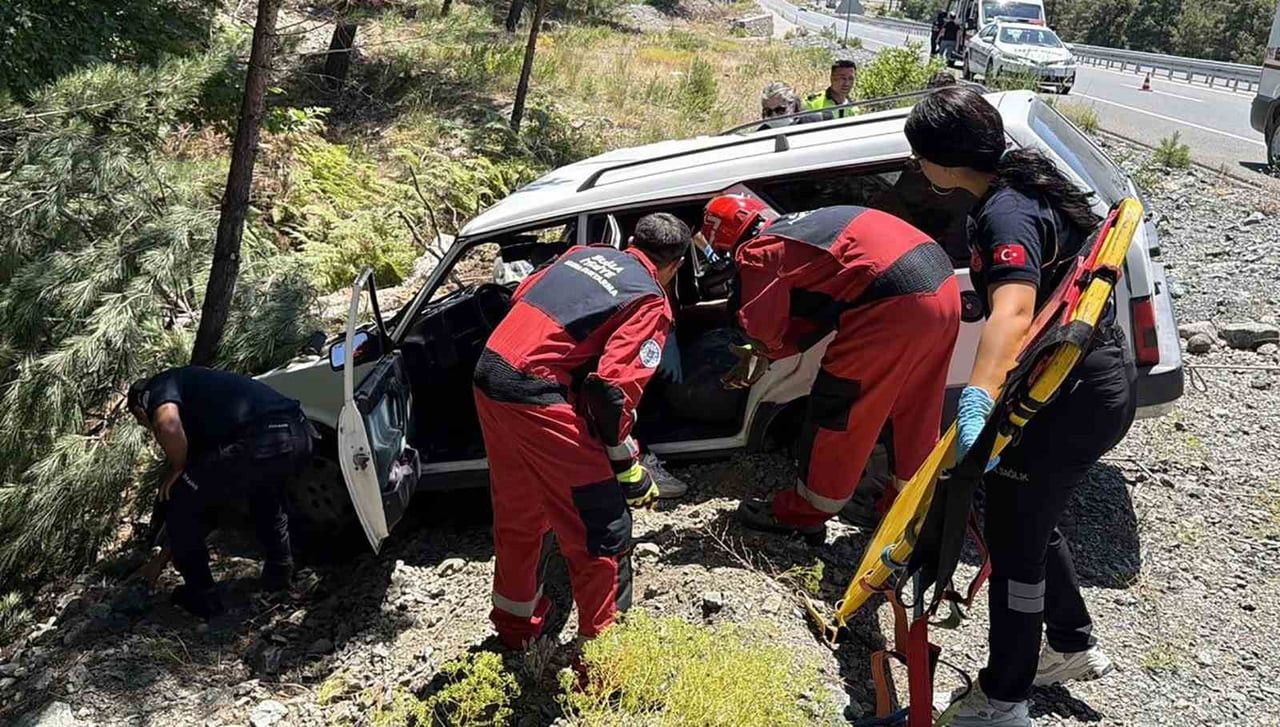 MUĞLA-DENİZLİ KARAYOLU ÇAKMAK MAHALLESİ'NDE MEYDANA GELEN TEK TARAFLI TRAFİK KAZASINDA 2 KİŞİ...