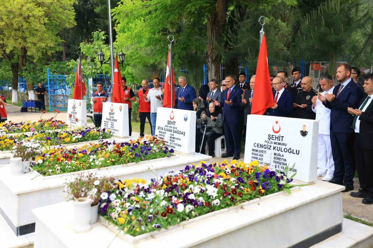 MUĞLA VALİSİ DR. İDRİS AKBIYIK, KURBAN BAYRAMI DOLAYISIYLA MENTEŞE İLÇESİNDEKİ ŞEHİTLİKLERİ...
